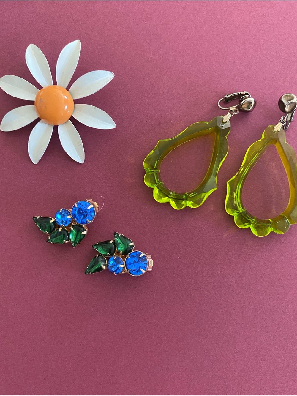 Vintage Set of 2 Clip-on Earrings & Daisy Pin
